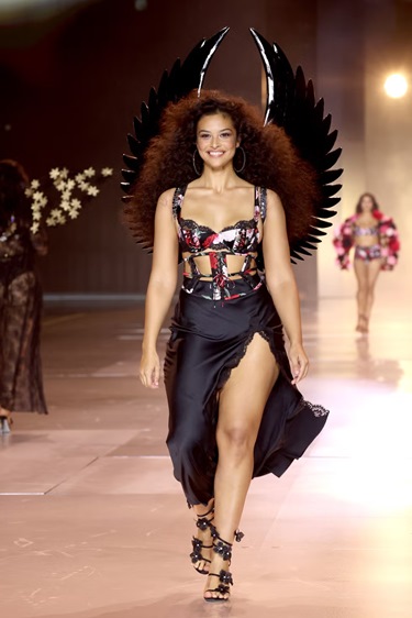 عرض Victoria's Secret يعود بمشاركة أشهر عارضات الأزياء وهذه أبرز محطاته