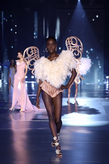 عرض Victoria's Secret يعود بمشاركة أشهر عارضات الأزياء وهذه أبرز محطاته