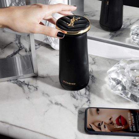 جيل جديد من المكياج الذكي: جهاز ROUGE SUR MESURE من YSL