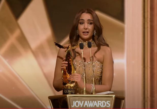 كواليس لقاء ماثيو ماكونهي مع هنا الزاهد بعد استلام الجائزة.. ماذا قال لها؟