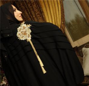 مصمّمة العبايات أمل السعيد: عيني على الشيخة موزة و... أحلام 