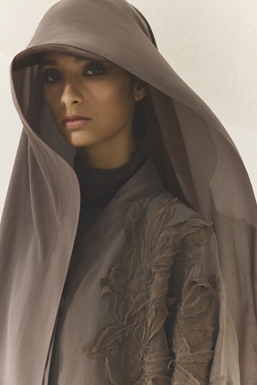 عبايات الخريف... أناقة بهدوء وذكاء