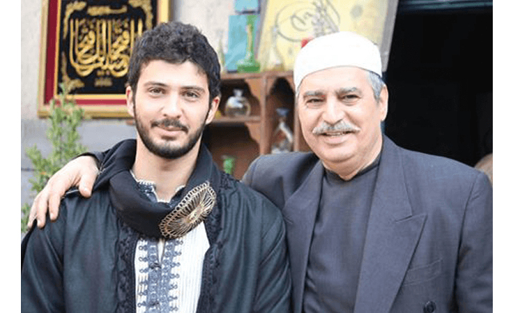 خاص - ما قصّة الطفل الذي تبنّاه عباس النوري.. ومن هو تاج الشام؟