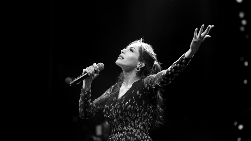 عبير نعمة تغني في الكويت تحت المطر