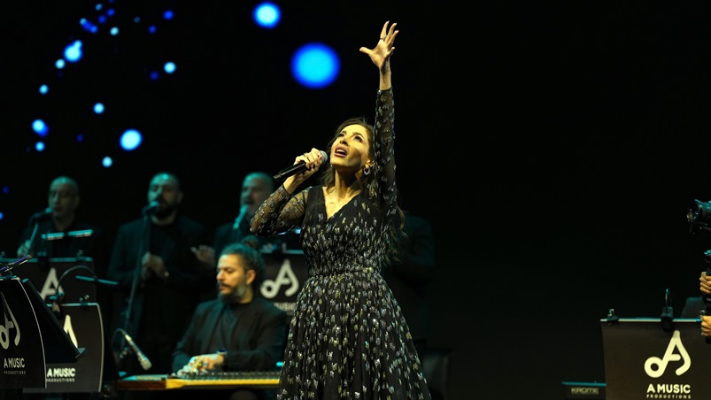 عبير نعمة تغني في الكويت تحت المطر