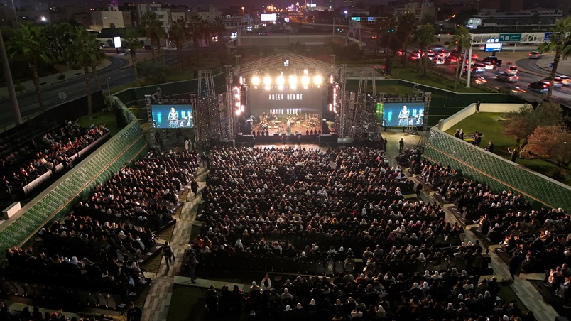 عبير نعمة تغني في الكويت تحت المطر