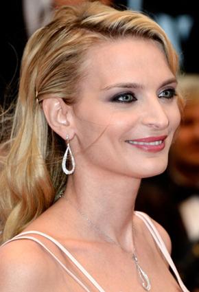 المجوهرات الماسية والأحجار الثمينة الملوّنة تزيّن إطلالات النجمات في مهرجان كان السينمائي