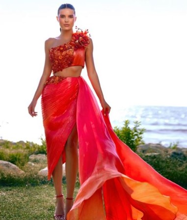 مقابلة خاصّة تعرّفك إلى المصمّمة اللبنانية جيانا يونس وإبداعاتها الملوّنة