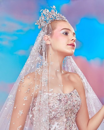 مقابلة خاصّة تعرّفك إلى المصمّمة اللبنانية جيانا يونس وإبداعاتها الملوّنة