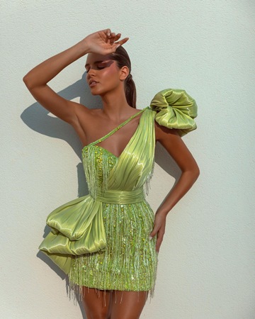 مقابلة خاصّة تعرّفك إلى المصمّمة اللبنانية جيانا يونس وإبداعاتها الملوّنة