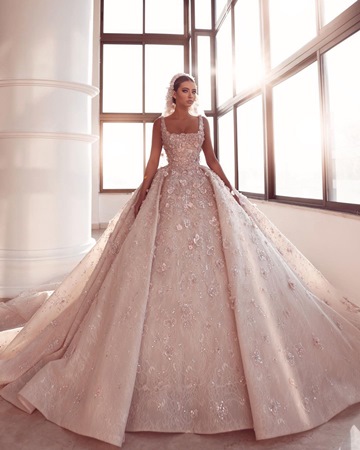 مقابلة خاصّة تعرّفك إلى المصمّمة اللبنانية جيانا يونس وإبداعاتها الملوّنة