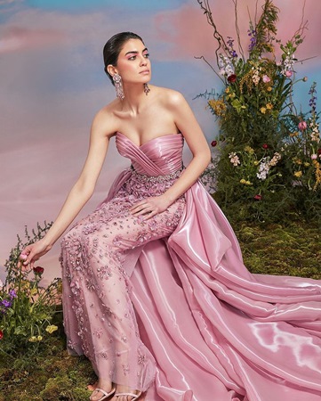 مقابلة خاصّة تعرّفك إلى المصمّمة اللبنانية جيانا يونس وإبداعاتها الملوّنة