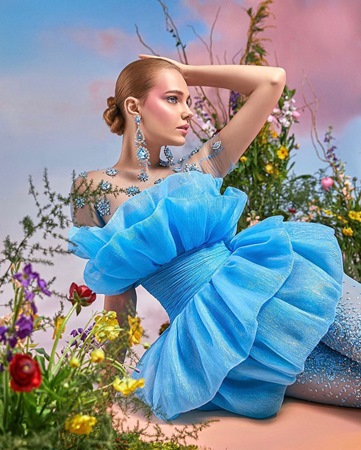 مقابلة خاصّة تعرّفك إلى المصمّمة اللبنانية جيانا يونس وإبداعاتها الملوّنة