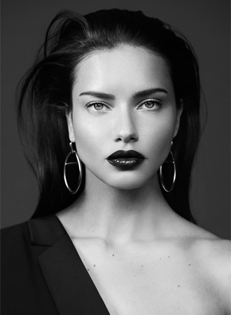أدريانا ليما تُلهم المرأة في حملة BCBGMAXAZRIA الاحتفالية