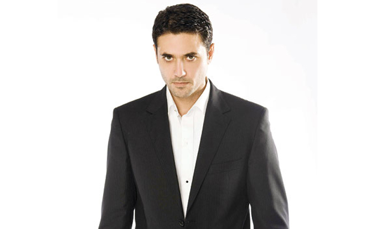 كلبٌ يحمي أحمد عزّ من الإعتداء عليه