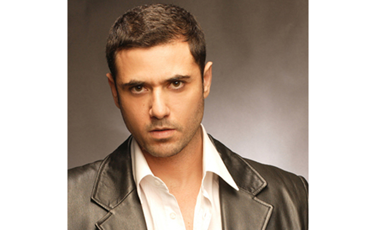 كلبٌ يحمي أحمد عزّ من الإعتداء عليه