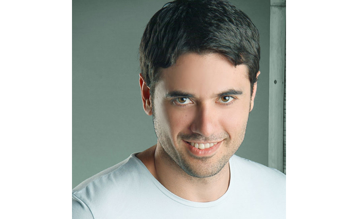 كلبٌ يحمي أحمد عزّ من الإعتداء عليه