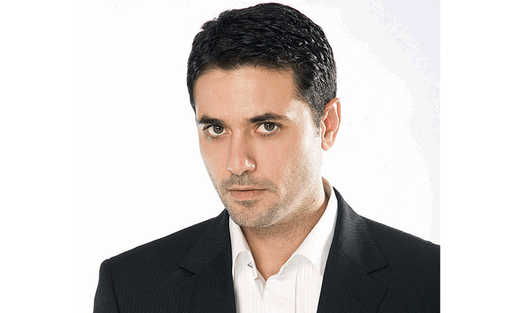 كلبٌ يحمي أحمد عزّ من الإعتداء عليه