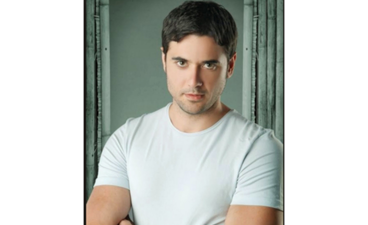 كلبٌ يحمي أحمد عزّ من الإعتداء عليه