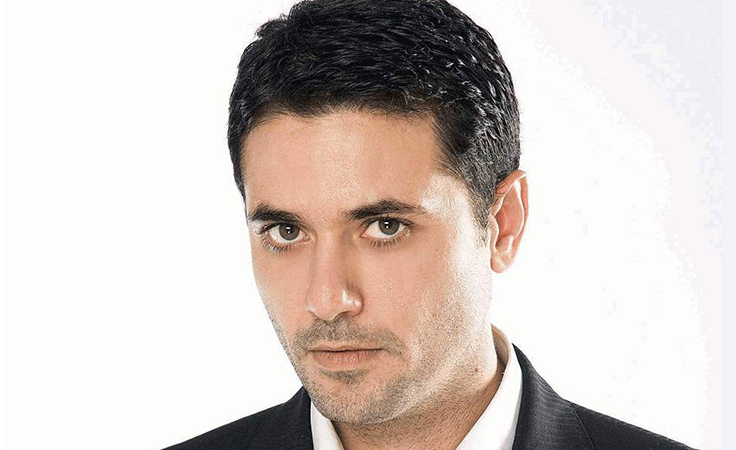 كلبٌ يحمي أحمد عزّ من الإعتداء عليه