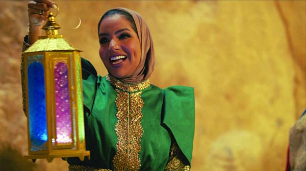 آلاء الهندي تصدم جمهورها باحتراق وجهها وهي تزيل الشارب