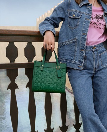 رانيا وتاليا فوّاز بطلتا حملة Coach الجديدة