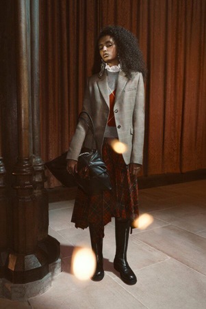 اطلعي على مجموعة ألكسندر ماكوين ريزورت 2026 الفخمة والمتمردة