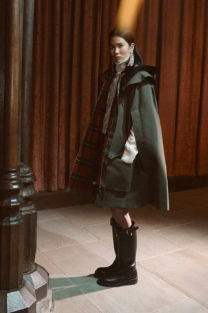 اطلعي على مجموعة ألكسندر ماكوين ريزورت 2026 الفخمة والمتمردة