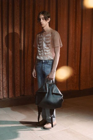 اطلعي على مجموعة ألكسندر ماكوين ريزورت 2026 الفخمة والمتمردة