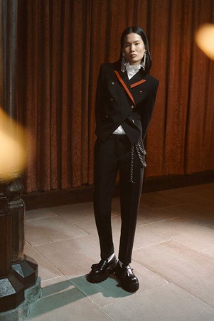 اطلعي على مجموعة ألكسندر ماكوين ريزورت 2026 الفخمة والمتمردة