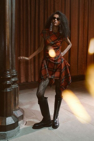 اطلعي على مجموعة ألكسندر ماكوين ريزورت 2026 الفخمة والمتمردة