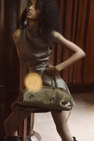 اطلعي على مجموعة ألكسندر ماكوين ريزورت 2026 الفخمة والمتمردة