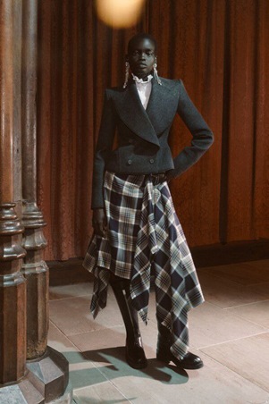 اطلعي على مجموعة ألكسندر ماكوين ريزورت 2026 الفخمة والمتمردة