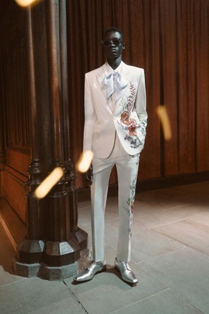 اطلعي على مجموعة ألكسندر ماكوين ريزورت 2026 الفخمة والمتمردة