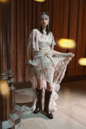 اطلعي على مجموعة ألكسندر ماكوين ريزورت 2026 الفخمة والمتمردة