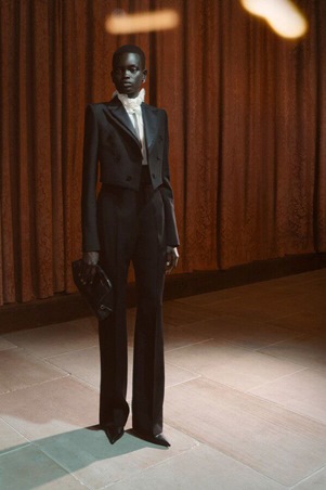 اطلعي على مجموعة ألكسندر ماكوين ريزورت 2026 الفخمة والمتمردة