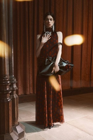 اطلعي على مجموعة ألكسندر ماكوين ريزورت 2026 الفخمة والمتمردة