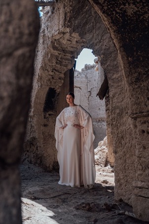 اختاري من تصاميم أمل الرئيسي عباءتك الأنيقة