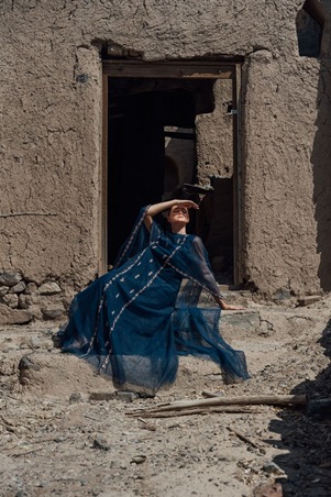 اختاري من تصاميم أمل الرئيسي عباءتك الأنيقة