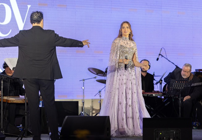 إطلالة فخمة بلمسة ملكية.. آمال ماهر بتوقيع خالد ومروان