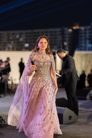 إطلالة فخمة بلمسة ملكية.. آمال ماهر بتوقيع خالد ومروان