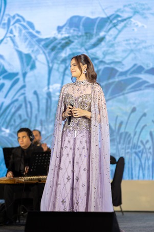 إطلالة فخمة بلمسة ملكية.. آمال ماهر بتوقيع خالد ومروان