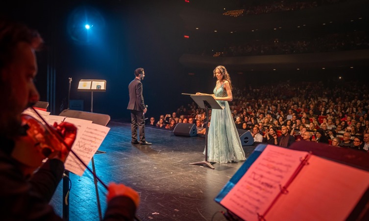 المايسترا أمل القرمازي تجول العالم مع أوركسترا 