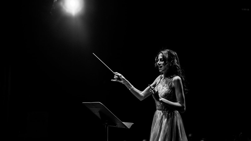 المايسترا أمل القرمازي تجول العالم مع أوركسترا 