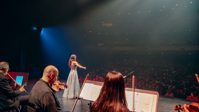 المايسترا أمل القرمازي تجول العالم مع أوركسترا 