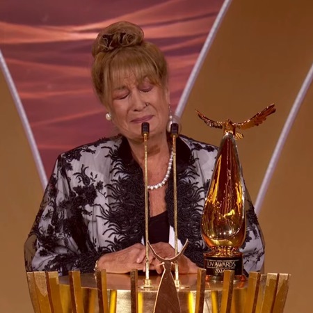 Joy Awards:عمرو دياب يفاجىء نجوم الحفل وأصالة تصالح أنغام بالجائزة