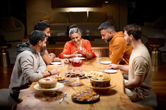 بالتعاون مع أنس بوخش أمازون الإمارات تطلق نسخة رمضانية محدودة من لعبة الورق الشهيرة #ABtalks