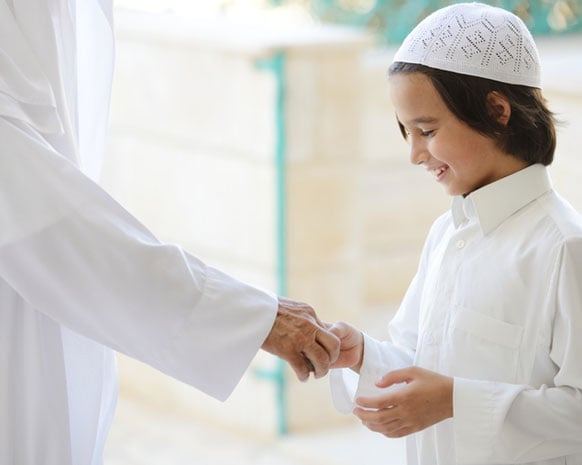 العيدية فرحة الأطفال.. وفرصة لتحمّلهم المسؤولية