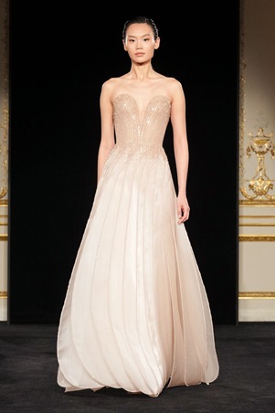 أرماني بعد الغياب.. تصاميم ناعمة بعيدة عن الاستعراض