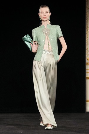 أرماني بعد الغياب.. تصاميم ناعمة بعيدة عن الاستعراض